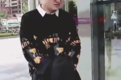 采访小姐姐尴尬问题图片,小姐姐面对采访难题的机智应对