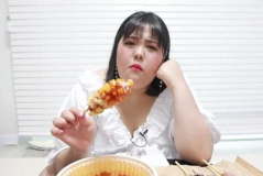 韩国小姐姐吃热狗套餐,美味与挑战并存！